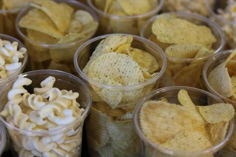 potato chips in plastic cups
