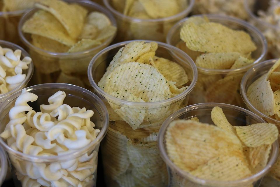 potato chips in plastic cups